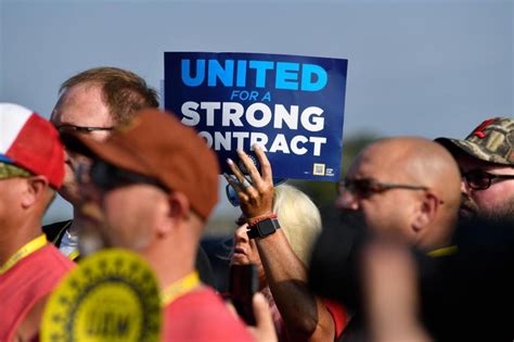 UAW poised for midnight strike at plants in Wayne, Michigan, Toledo, Ohio, and Wentzville, Missouri